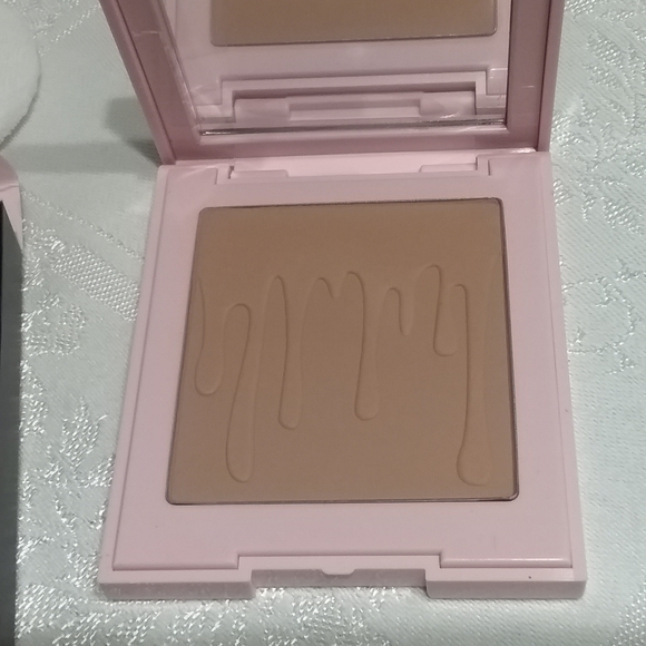 Kylie Jenner Bronzing Powder in Tequila Tan - Picture 6 of 7